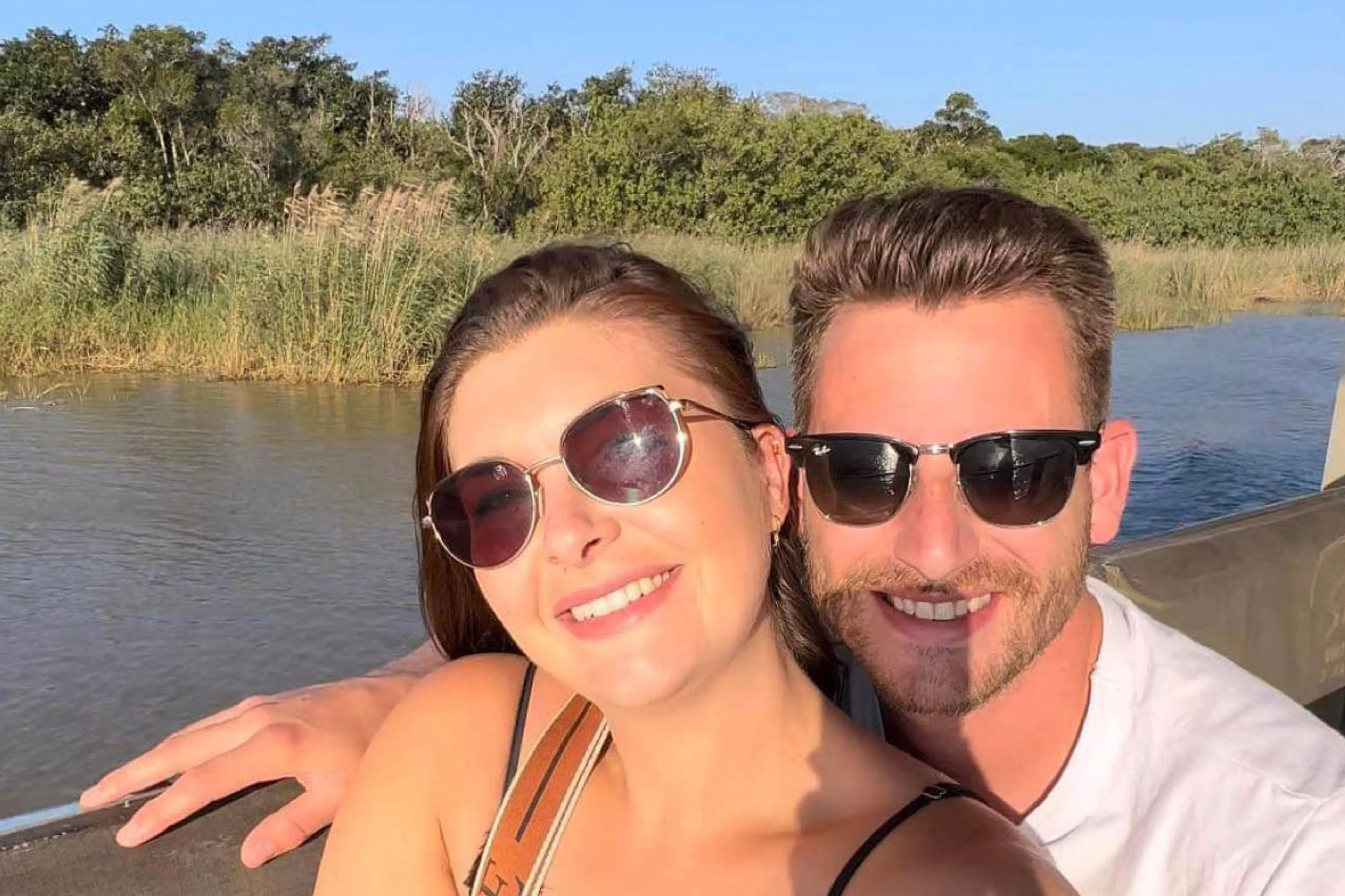 Ilse en haar vriend kijken blij naar de camera terwijl ze op een boot zitten.